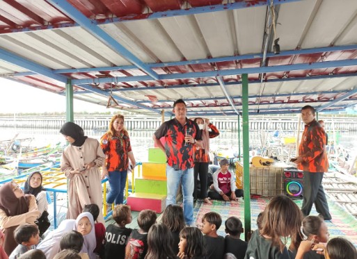 PP DKI Jakarta Bagikan 100 Paket Sembako dan Makanan Kepada Anak-anak Taman Siswa Pesisir