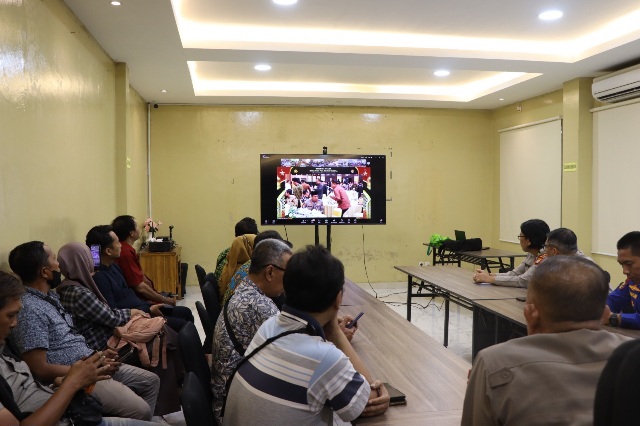 Polres Kepulauan Seribu Ikuti Zoom Meeting Buka Puasa Bersama Kapolri, Bagikan 250 Takjil untuk Masyarakat