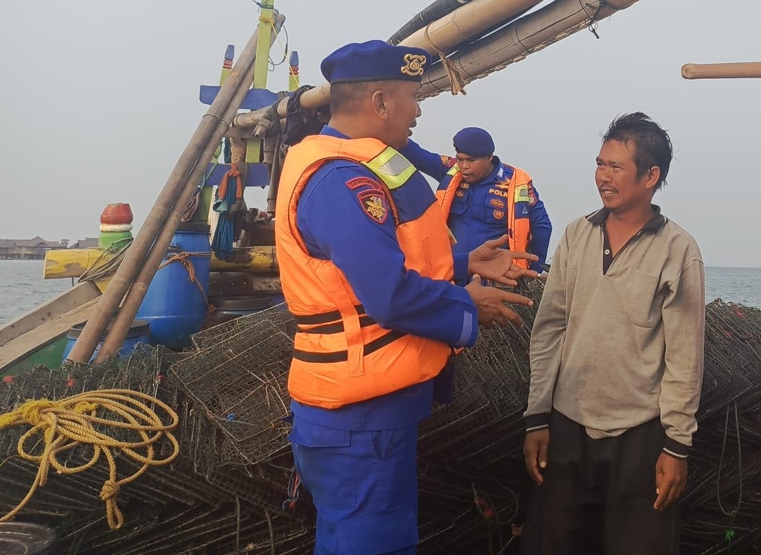 Team Patroli Satpolair Polres Kepulauan Seribu Ajak Nelayan Ciptakan Keselamatan dan Sukseskan Pemilu 2024 di Perairan Pulau Untung Jawa