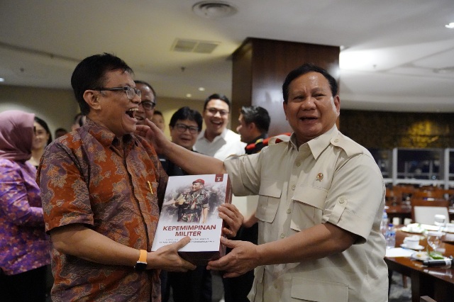 Sambangi Transmedia, Prabowo Bagikan Buku dan Pesan Personal untuk Rekan Pers