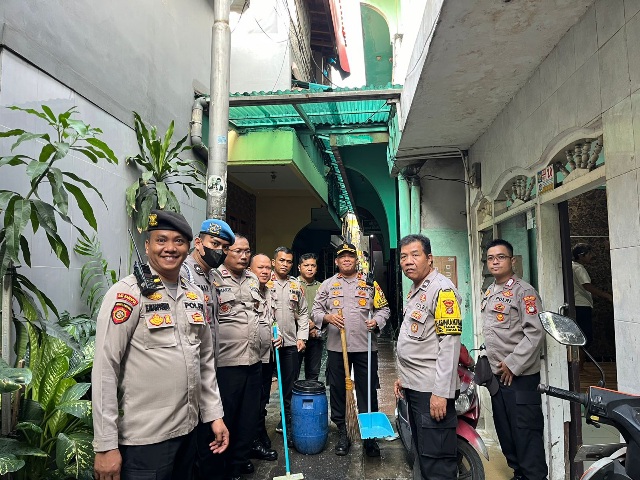 Polsek Johar Baru Gelar Bakti Religi Bersih-bersih Tempat Ibadah