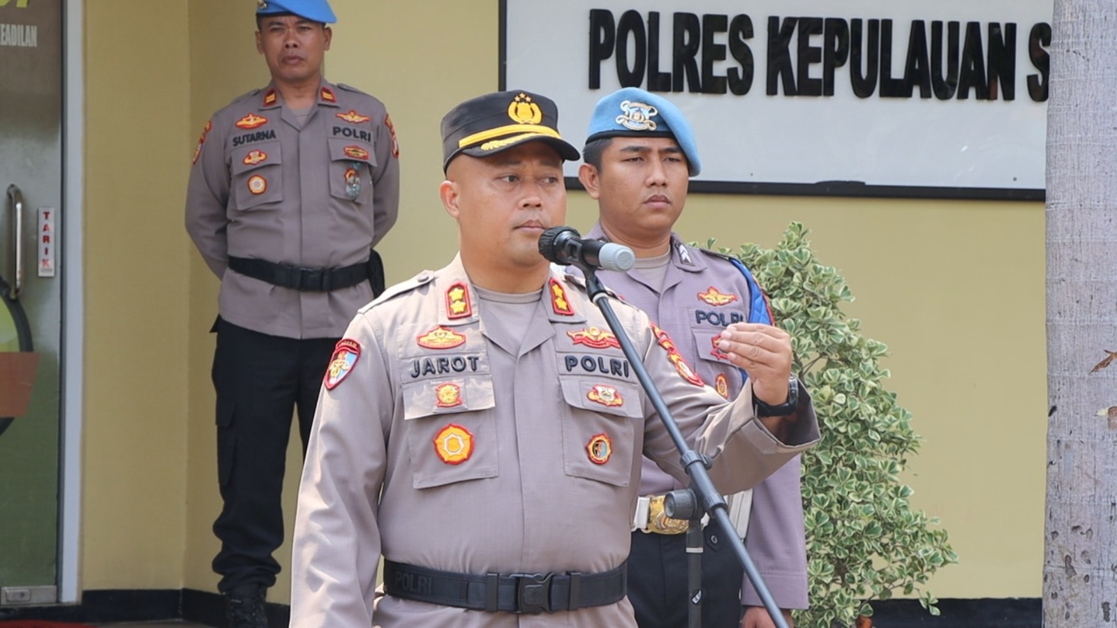 Kapolres Kepulauan Seribu Pimpin Tactical Wall Game dan  Alarm Stelling dalam rangka Simulasi Sispam Mako  Persiapan menghadapi Pemilu 2023-2024.