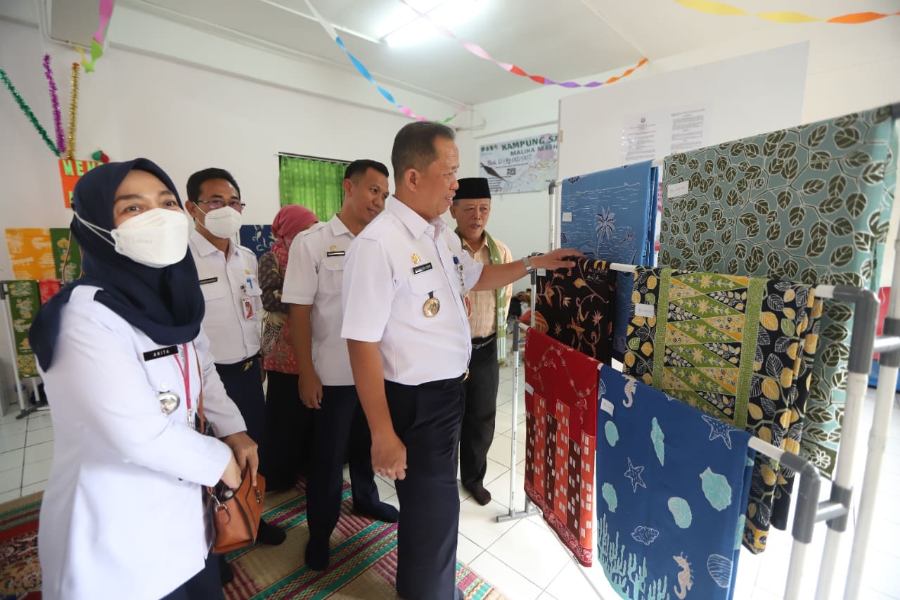 Walikota Jakut Menghadiri Lomba Tumpeng Dan Batik Di Rusunawa Marunda