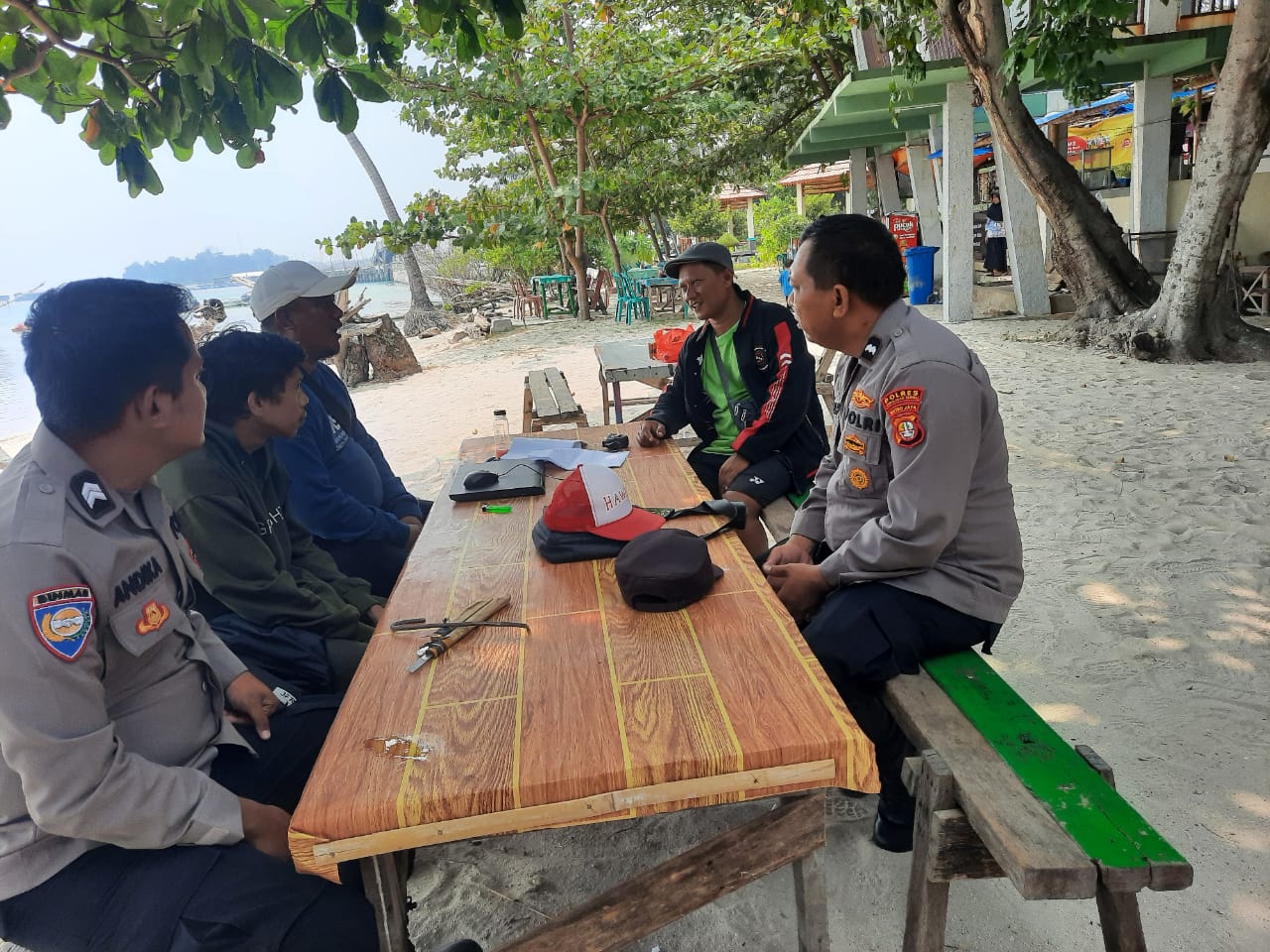 Kanit Binmas Polsek Kepulauan Seribu Selatan dan Bhabinkamtibmas Pulau Tidung Sambangi Pedagang Pinggir Pantai