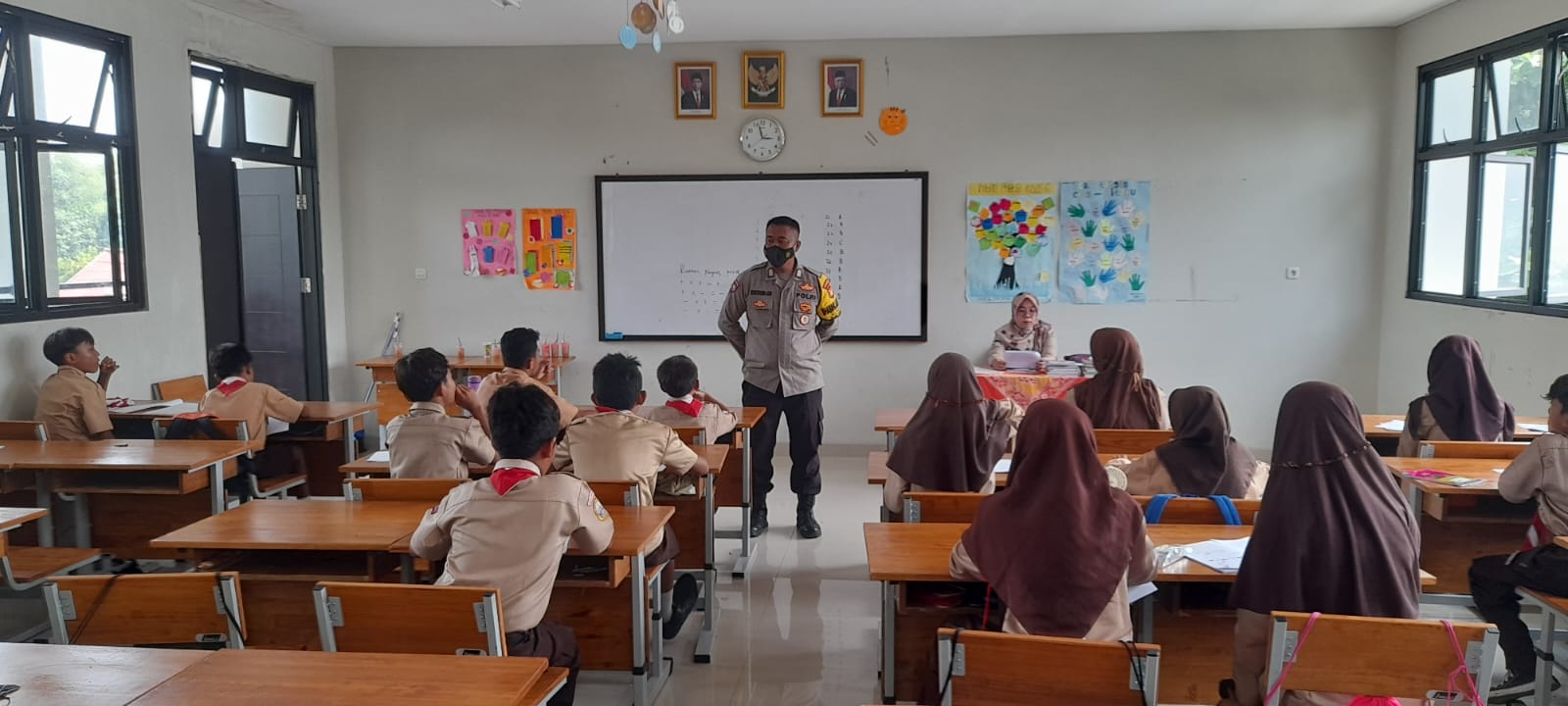 Sambangi Siswa - Siswi SMPN Satu Atap Pulau Pari, Pak Bhabin Polsek Kepulauan Seribu Selatan Ajarkan Kebaikan