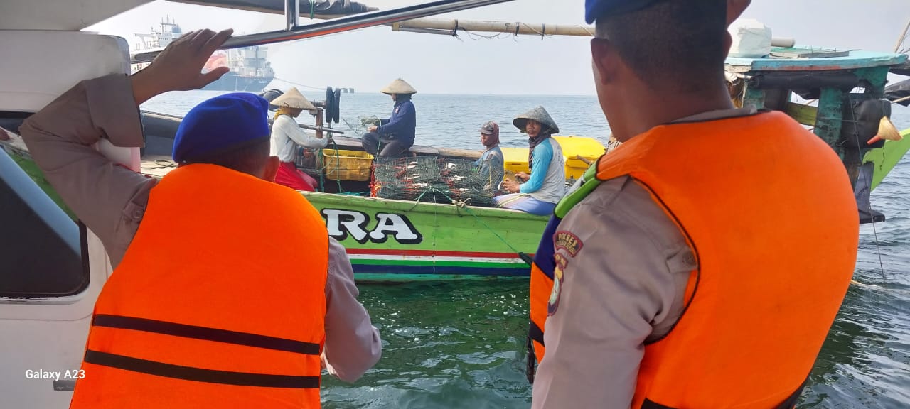Tim Patroli Satpolair Polres Kepulauan Seribu Himbau Keselamatan Berlayar kepada Nelayan