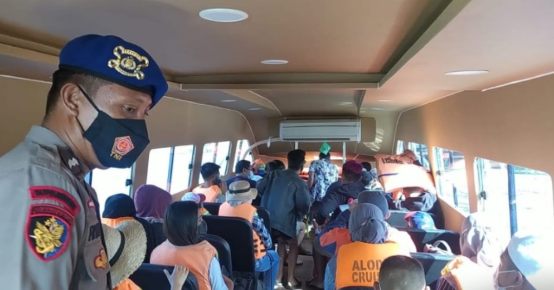 Personel Polres Kep Seribu Sampaikan Himbauan Keselamatan Berlayar Kepada 175 Penumpang Kapal Hendak Ke Pulau Seribu