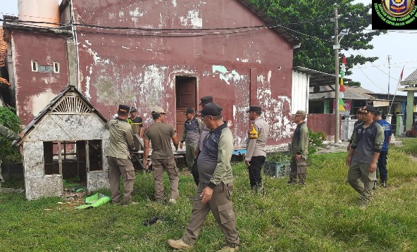 Bhabinkamtibmas Pulau Tidung Ikut Kerja Bakti Persiapan Upacara HUT RI ke-80