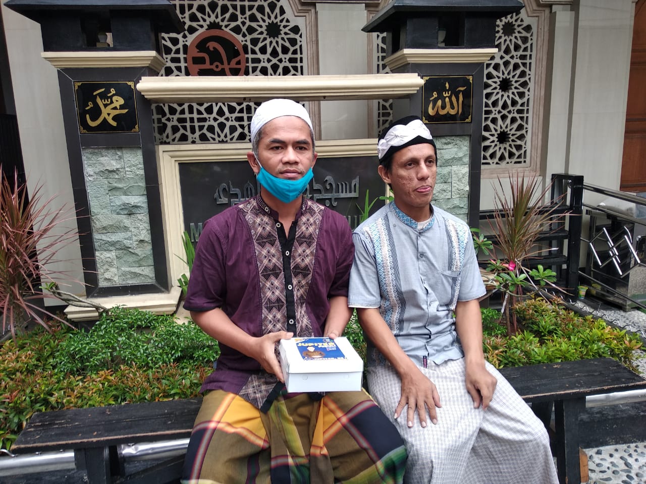 Jupiter Bagikan Nasi Boks Untuk Buka Puasa Kepada Jamaah di 2 Masjid Palmerah