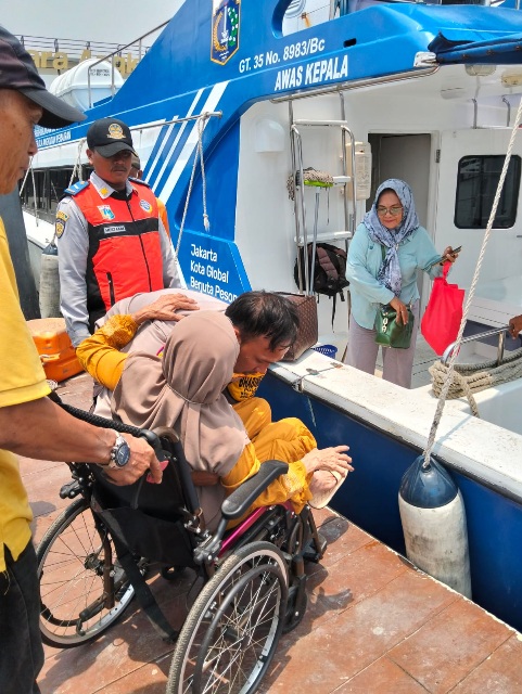 Bhabinkamtibmas Pulau Sabira Tunjukkan Kepedulian Bantu Lansia Turun dari Kapal