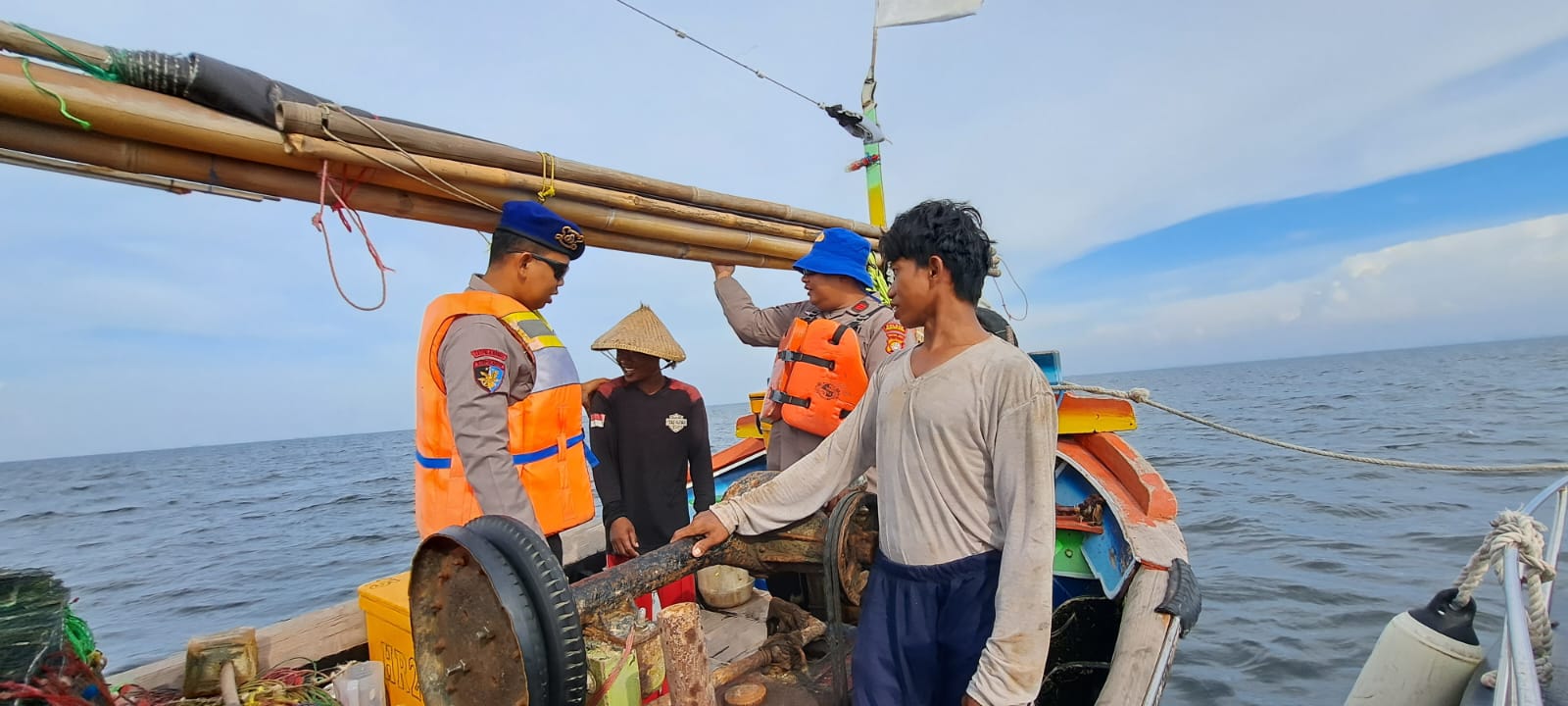 Team Patroli Satpolair Polres Kepulauan Seribu Berikan Himbauan Keselamatan kepada Nelayan di Perairan Pulau Untung Jawa
