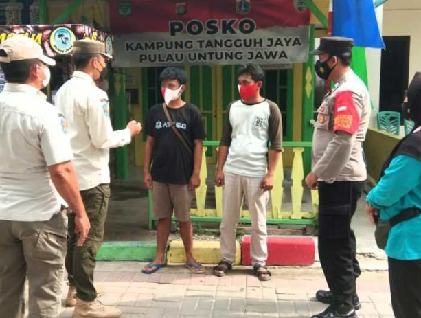 Disiplinkan Warga dan Wisatawan Terkait ProKes, Polsek Kep Seribu Selatan Gelar Ops Yustisi Gabungan di Dua Pulau Dapati 8 Pelanggar