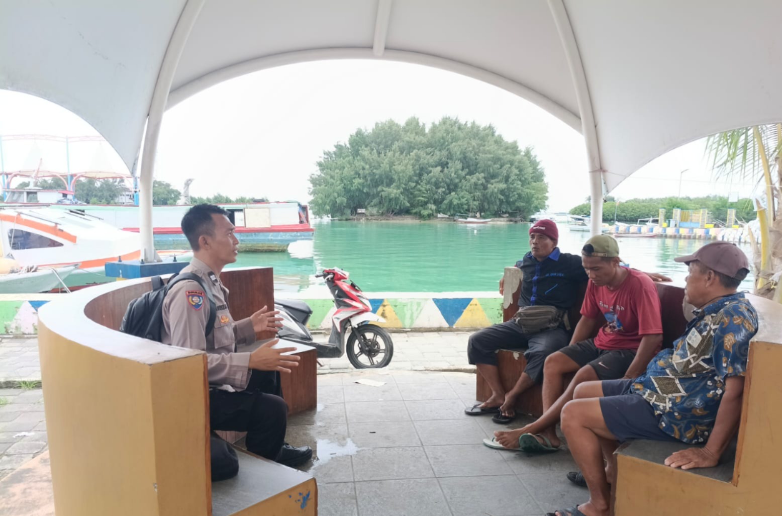 Bhabinkamtibmas Pulau Kelapa Ajak Warga Jaga Kamtibmas dan Sosialisasikan Hotline 110