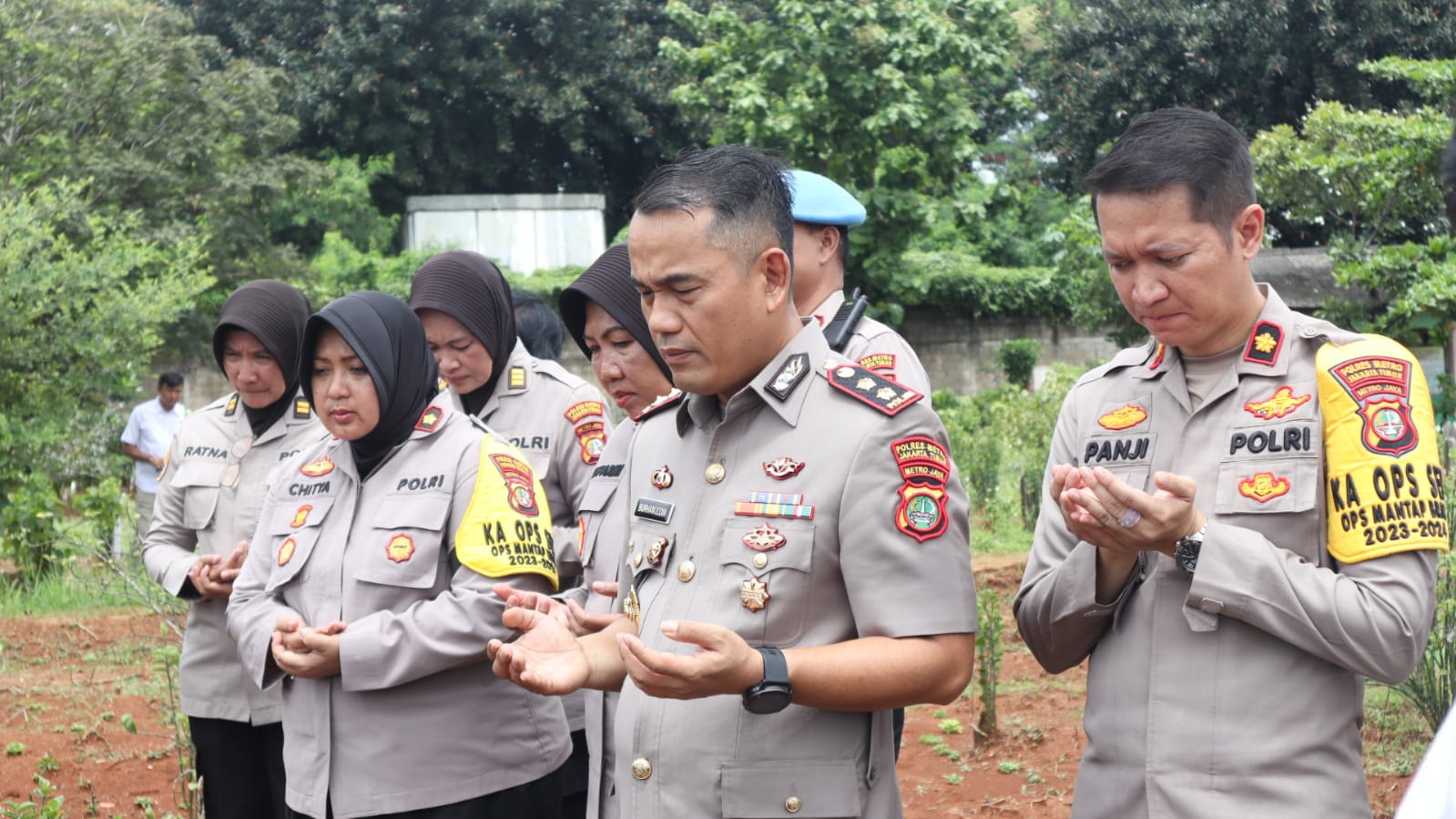 Wujud  kepedulian terhadap personilnya,  Wakapolres hadiri pemakaman anak anggota Polsek Jatinegara