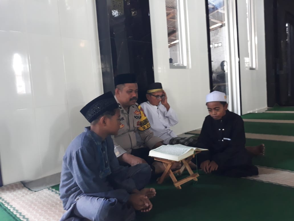 Bhabinkamtibmas Pulau Harapan Ajak Warga Perkuat Iman dan Silaturahmi Melalui Hataman dan Tadarusan Al-Qur'an di Bulan Ramadhan