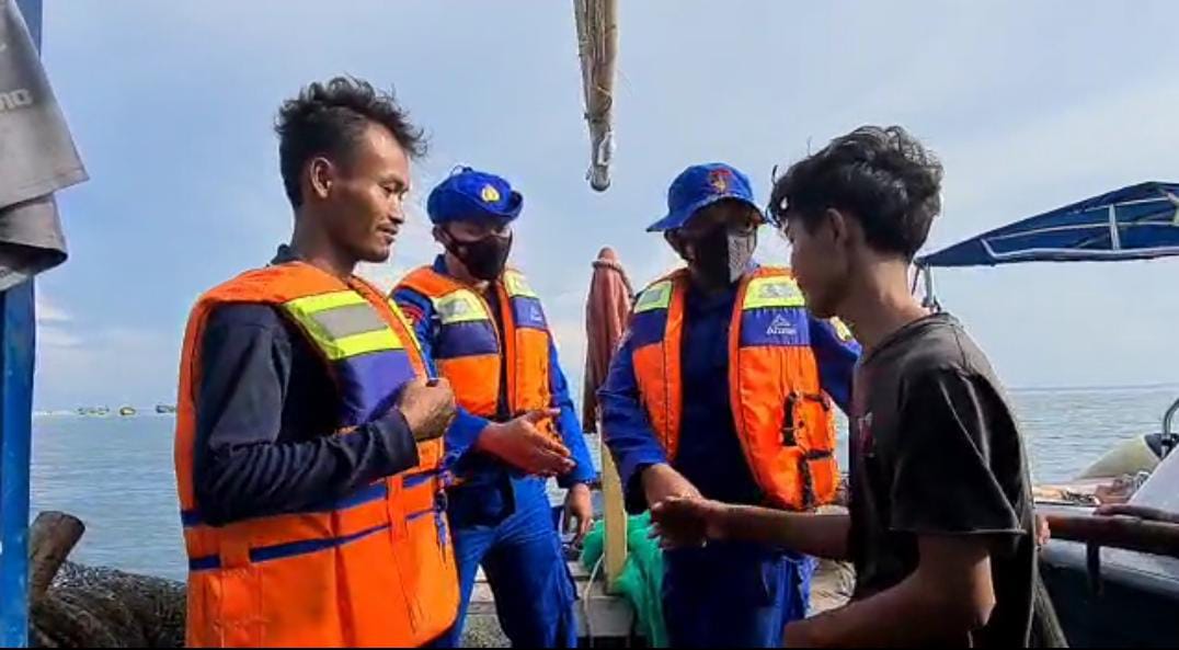 Sambang Ke Kapal Nelayan, Sat Polair Polres Kep. Seribu Berikan Life Jacket dan Imbauan Keselamatan Berlayar