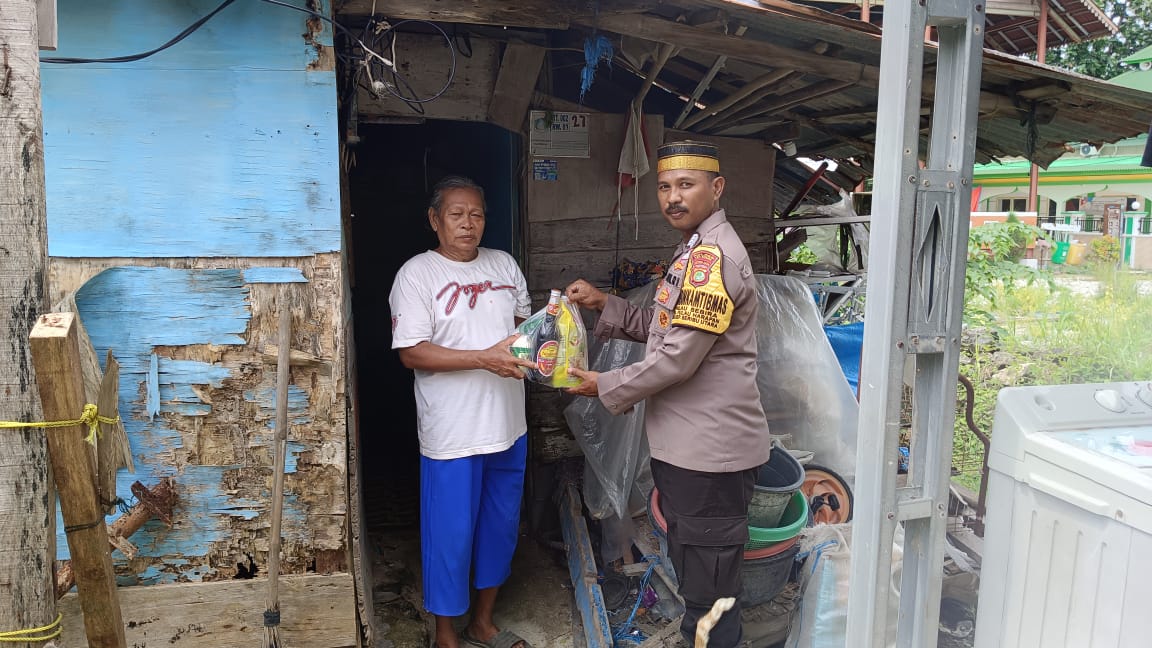 Bhabinkamtibmas Pulau Sabira Berikan Sembako untuk Warga Tidak Mampu