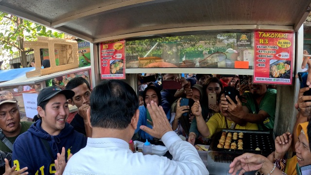 Momen Prabowo Jajan Takoyaki di Pasar Grogolan Pekalongan