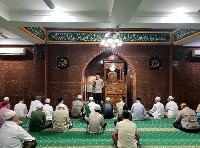 Polda Metro Jaya Gelar Sholat Subuh Berjamaah Keliling di Masjid Al Ikhlas, Jakarta Timur