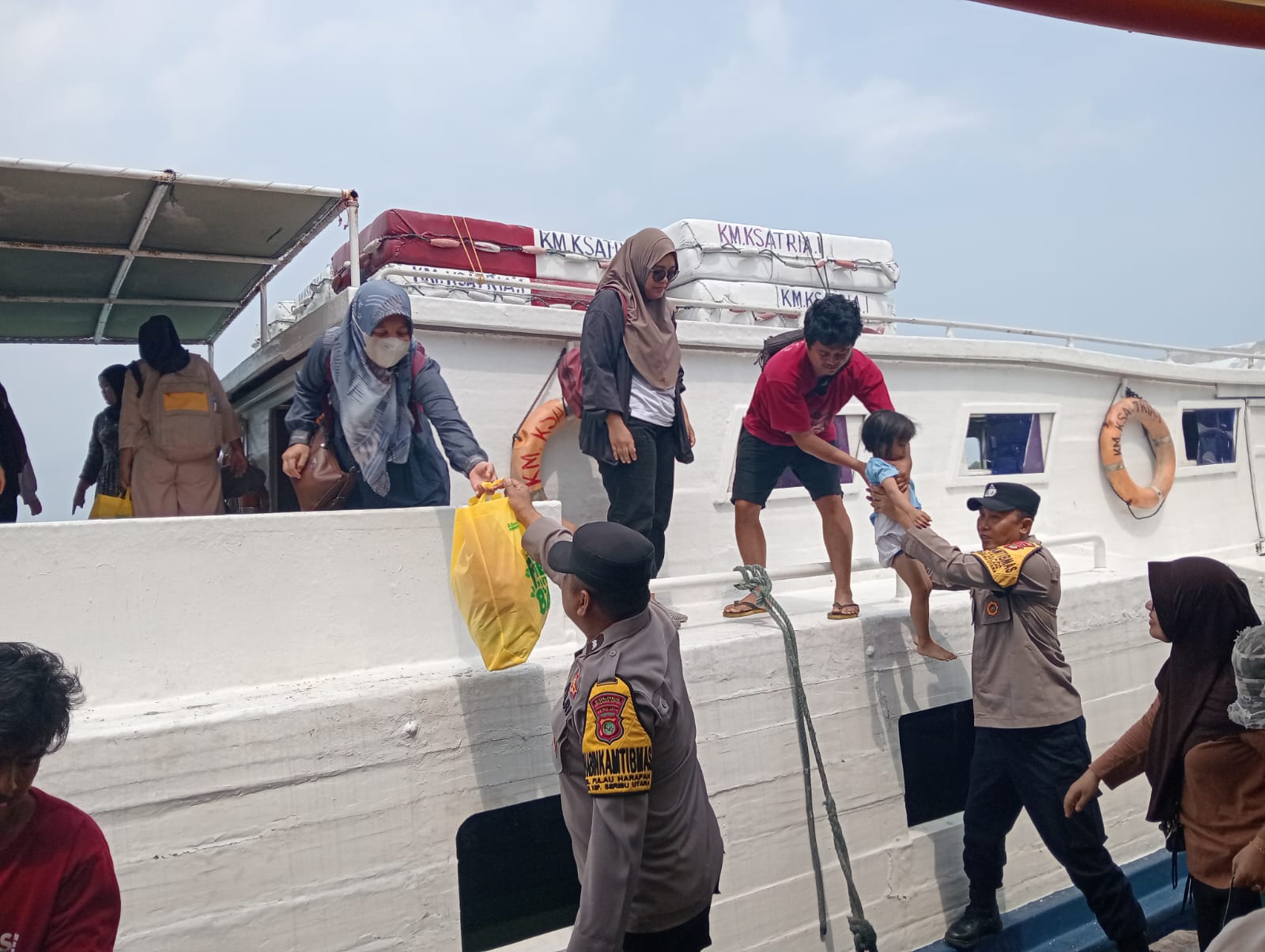 Polisi Baik, Anggota Polsek Kepulauan Seribu Utara Bantu Penumpang Turun Kapal saat Amankan Dermaga
