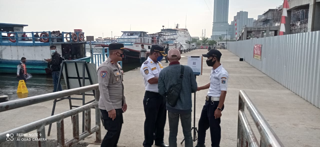 Polres Kep Seribu Himbau 211 Wisatawan Agar Taat ProKes dan Scan Barcode Peduli Lindungi di Dermaga Keberangkatan