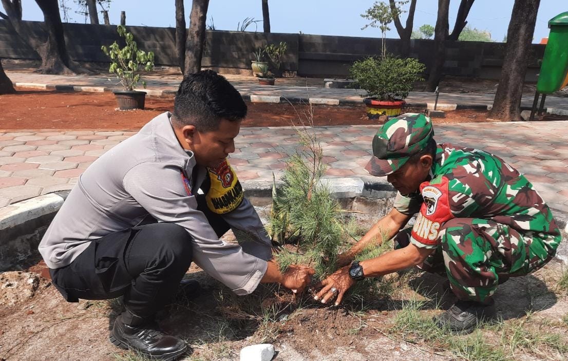 Polsek Kepulauan Seribu Selatan dan TNI Bersama Warga Tanam Pohon untuk Kurangi Polusi Udara di Pulau Tidung dan Pulau Lancang