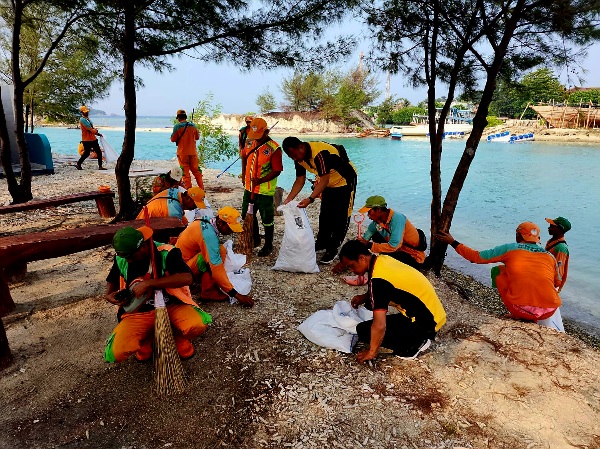 Bhabinkamtibmas Polres Kepulauan Seribu Bergabung dalam Aksi Bakti Bersama untuk Bersihkan Pulau Pramuka Menghadapi Musim Penghujan