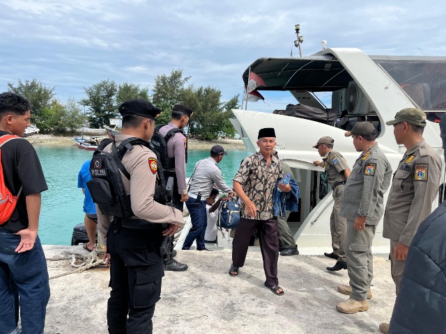 Polisi Baik Bantu Penumpang Turun Kapal, Polsek Kepulauan Seribu Utara Tegaskan Pengamanan Dermaga Cegah Sajam, Narkoba dan Miras