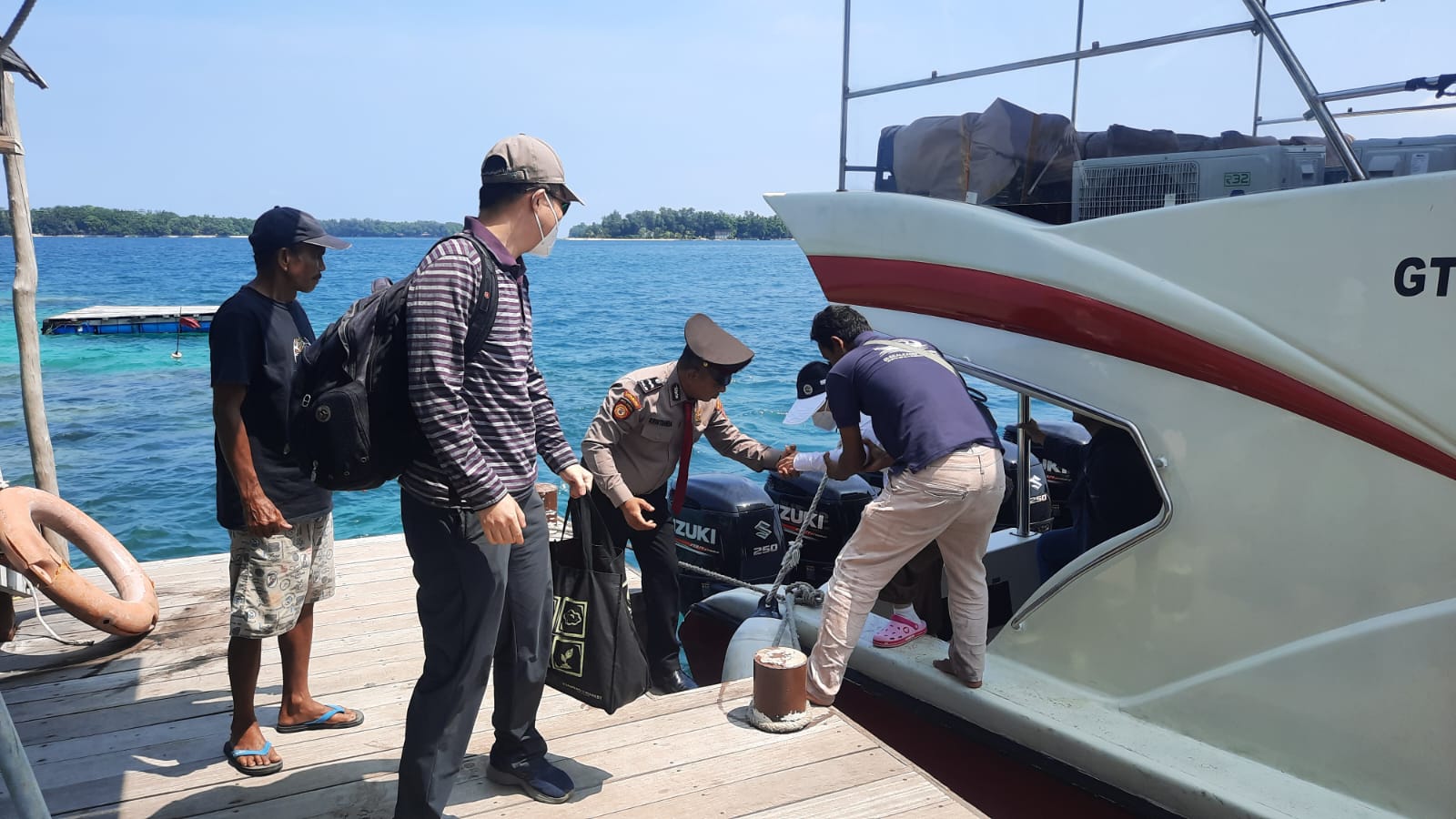 Polisi Humanis Sat Pam Obvit Polres Kepulauan Seribu Bantu Penumpang Turun di Dermaga Pulau Macan