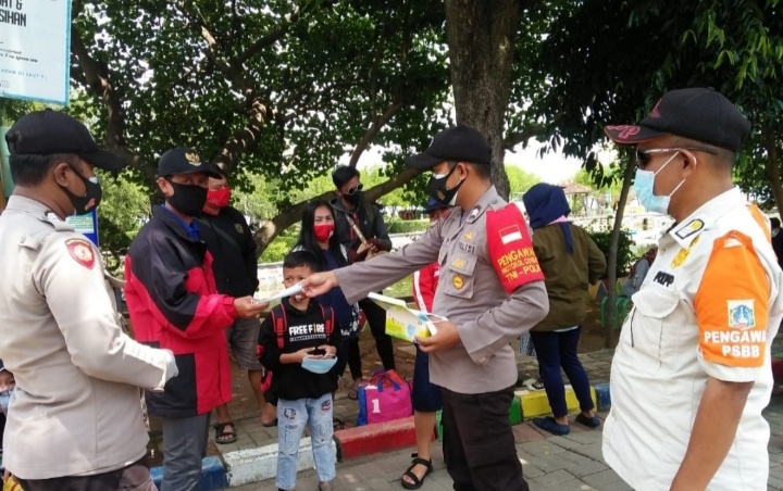 Hari Ini, Polres Kep Seribu Bersama Tiga Pilar Himbau & Bagikan 4400 Masker Medis Gratis