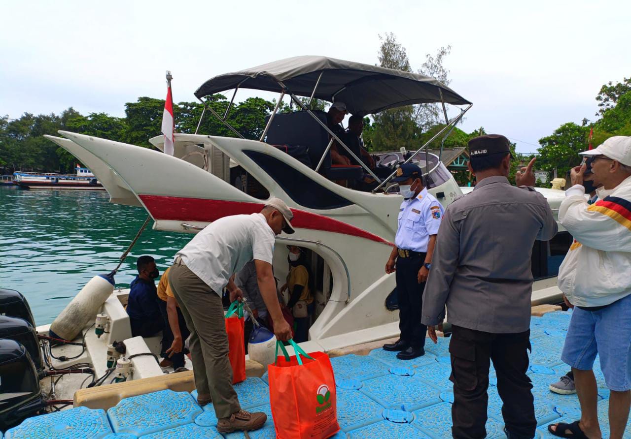 Adanya Polisi Di Dermaga Kepulauan Seribu Mempermudah Penumpang Turun Dari Kapal