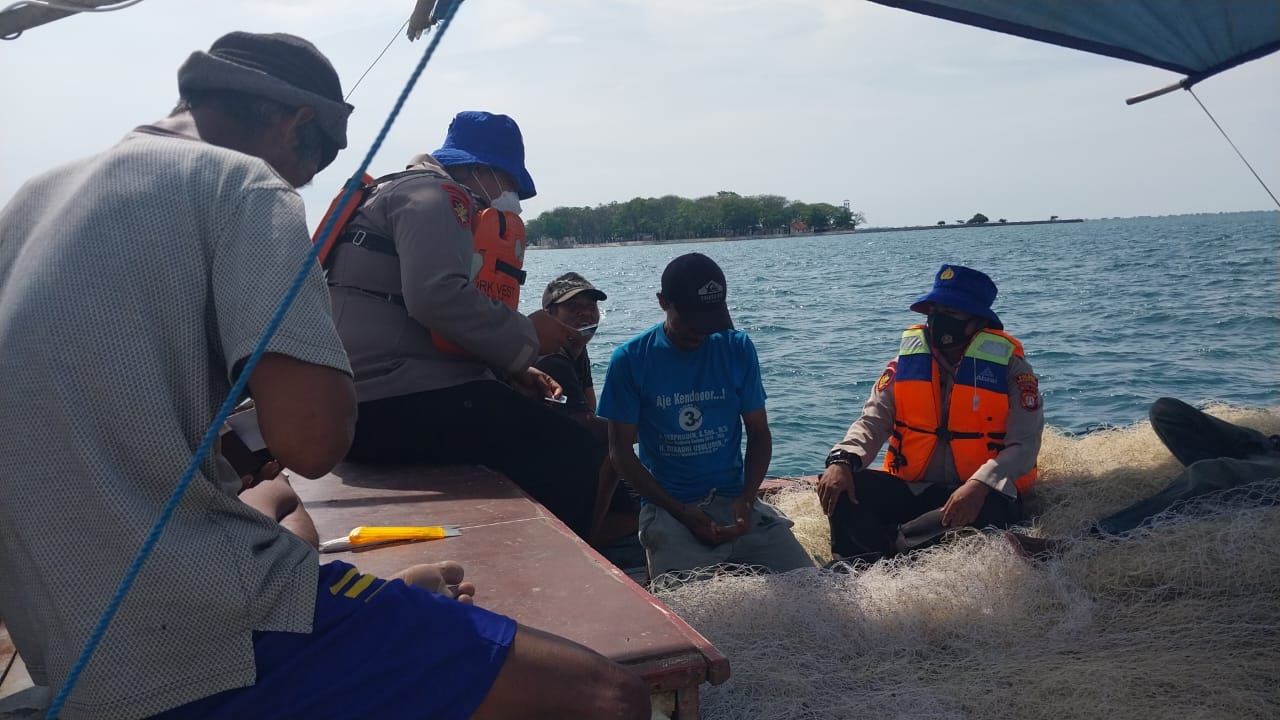 Patroli Perairan Sat Polair Polres Kepulauan Seribu Sambangi Para Nelayan