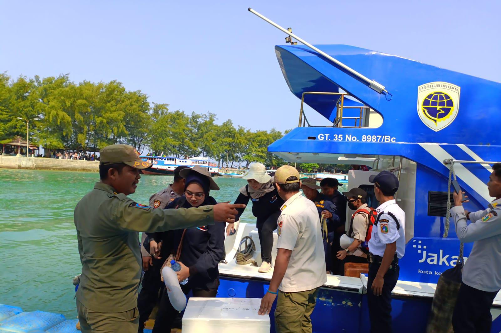 Polsek Kepulauan Seribu Selatan Laksanakan Pengamanan Dermaga Pulau Pari untuk Antisipasi Gangguan Kamtibmas