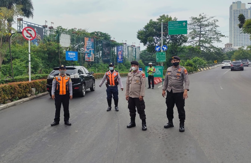 Polsek Pademangan Tegakkan Aturan Ganjil Genap Masuk Taman Impian Jaya Ancol