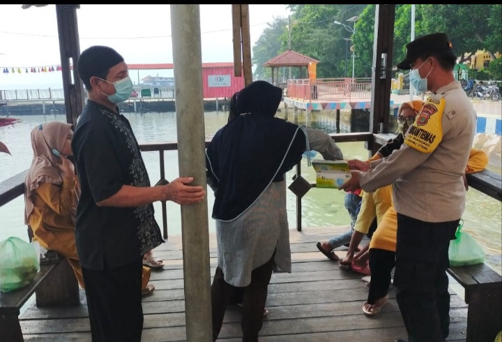 Polres Kep Seribu & Jajaran Himbau ProKes dan Bagikan 2.100 Masker Medis Gratis ke Warga di 8 Pulau