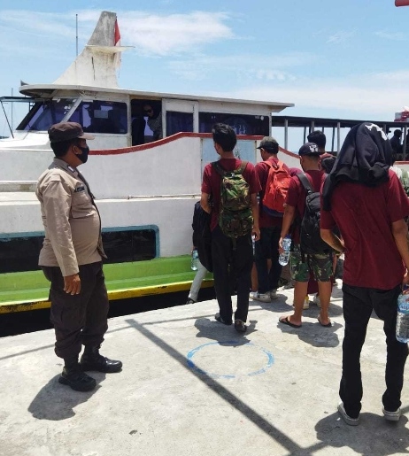 Polsek Kep Seribu Utara Wajibkan 68 Wisatawan Yang Baru Tiba di Pulau Kelapa Jalani Scan PeduliLindungi