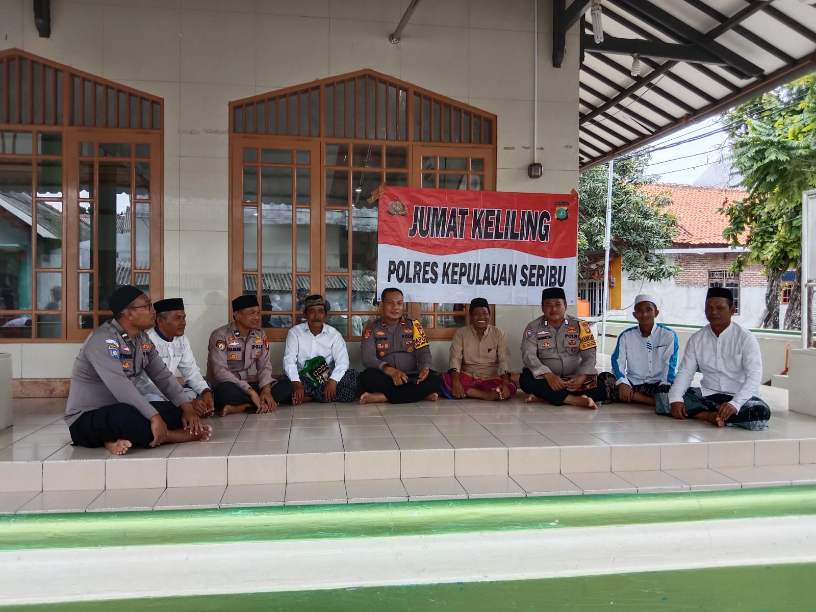 Wakapolsek KSU dan Bhabinkamtibmas Adakan Giat "Cooling System Jumat Keliling" di Masjid Anni'mah, Pulau Panggang