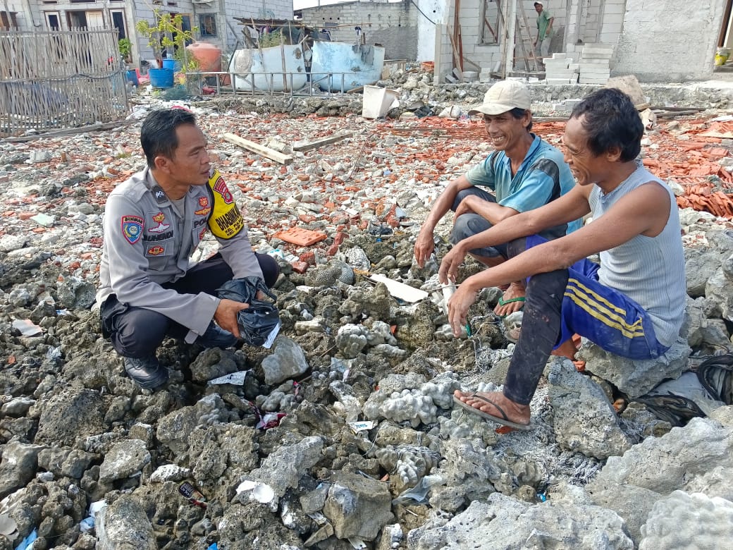 Bhabinkamtibmas Pulau Panggang Ajak Warga Jaga Kamtibmas dan Wujudkan Lingkungan Wisata Aman