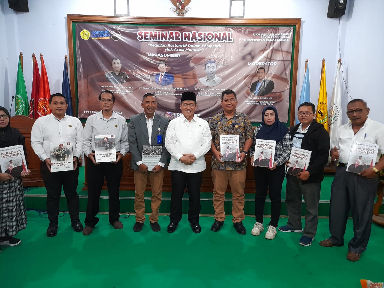 Presidium MN KAHMI Romo Syafii memberikan kuliah umum di Universitas Panca Marga Probolinggo dan memberikan buku Paradoks Indonesia