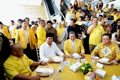Momen Prabowo Diberikan Potongan Tumpeng Pertama di Tasyakuran HUT ke-59 Golkar
