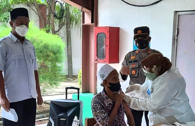 Warga Pulau Kelapa Antusias Datangi Gerai Vaksinasi Dosis 3 Yang Digelar Polsek Kep Seribu Utara