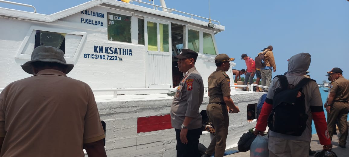 Polsek Kepulauan Seribu Utara Berikan Pelayanan dan Pengamanan di Dermaga Pulau Kelapa