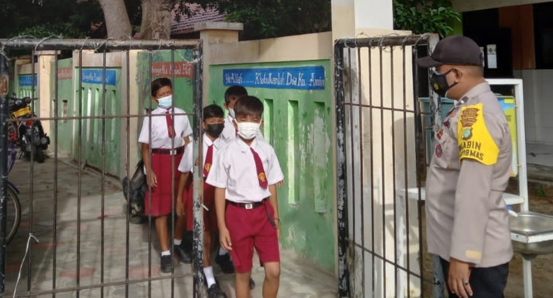 PTM Terbatas Hari Pertama, Polsek Kep Seribu Utara Sambangi Sekolah dan Ingatkan Penerapan ProKes
