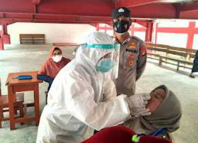 Bersama Puskesmas Setempat, Polsek Kep Seribu Utara Giatkan Testing Swab Antigen di SDN 02 Pulau Pramuka