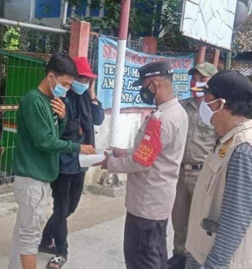 Polres Kep Seribu Terus Sampaikan Imbauan ProKes dan Bagikan 1.000 Masker ke Warga