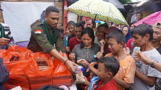 Peduli sesama, BEM Unindra bakti sosial bagikan ratusan nasi box gratis ke masyarakat slum area