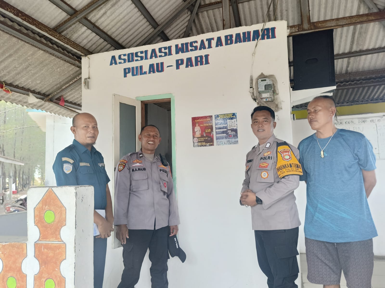 Stiker Hotline 110 Dipasang di Area Wisata Pulau Pari, Warga Diimbau Aktif Lapor Kejahatan