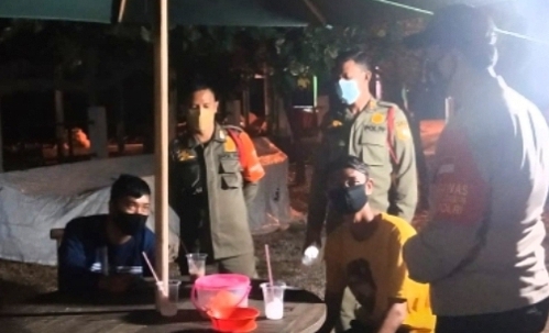 Polsek Kep Seribu Selatan Terus Gelar Patroli Pengawasan ProKes Malam Hari, Pastikan Warga Pakai Masker