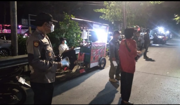 Sambangi Pedagang dan Warga, Tim Patroli Malam Polsek Pademangan Beri Himbauan Prokes