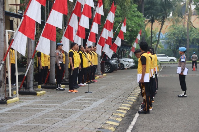 Kapolres Kepulauan Seribu Ajak Anggota Jaga Kebugaran Lewat Apel Olahraga Pagi